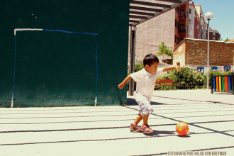 Fotografía de un niño jugando futból. Fotógrafa: Helga von Breymann. Madrid - España. 2012