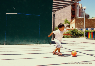 Fotografía de un niño jugando futból. Fotógrafa: Helga von Breymann. Madrid - España. 2012